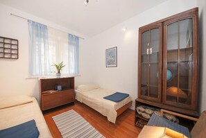 2 bedrooms, iron/ironing board, free WiFi, bed sheets