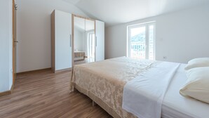 Makuuhuoneessa on suuri sänky, vaatekaappi ja ikkuna, josta on näkymä.