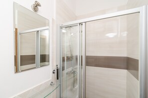 ヘアドライヤー、タオル