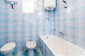 Shower, hair dryer, towels - Guest House Raguz - Double room - 1 (Dubrovnik)
