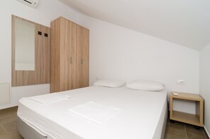 3 bedrooms, iron/ironing board, Internet, bed sheets