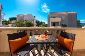Outdoor dining - Apartments & Rooms Cina- One Bedroom Apartment with Balcony and Sea View (Cavtat)