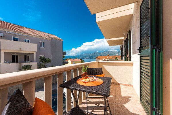 Outdoor dining - Apartments & Rooms Cina- One Bedroom Apartment with Balcony and Sea View (Cavtat)