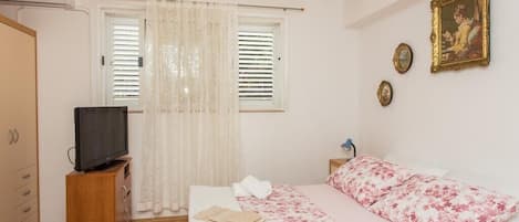 1 chambre, fer et planche à repasser, accès Internet, draps fournis