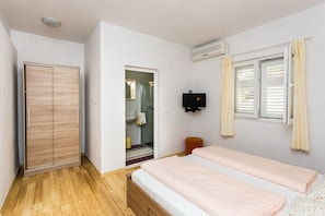 1 bedroom, free internet, bed sheets