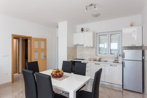 Fridge, oven, stovetop, dishwasher - Apartments Villa Ari - Deluxe Three Bedroom Apartment with Balcony and Sea View (Dubrovnik)