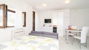 Ein modernes Schlafzimmer mit einem Bett, einem Schreibtisch und einem Stuhl.