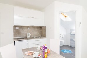 Kjøleskap, kokeplater og kjøkkenutstyr