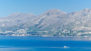 Eine Küstenstadt mit Bergblick und blauem Meer.