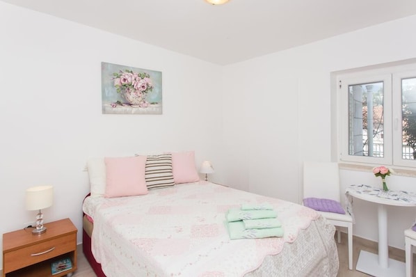 1 bedroom, internet, bed sheets