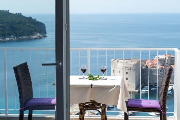 Outdoor dining - Ploce Apartments LUV - Standard Studio with Balcony and Sea View (Dubrovnik)