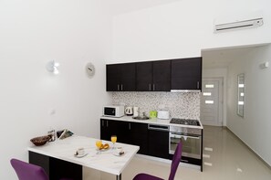 Fridge, microwave, oven, stovetop - LUV Luxury Apartments - Standard Studio with Balcony and Sea View (Dubrovnik)