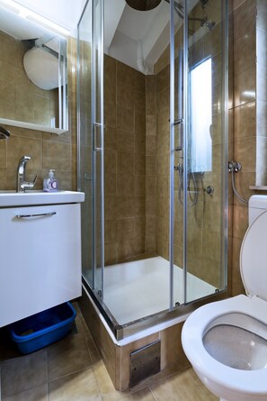 Secadora de cabello, toallas, papel de baño 