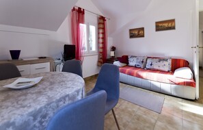 TV - Apartment Niki - One-Bedroom Apartment with Balcony (Dubrovnik)