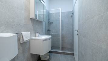 Secador de cabelo, toalhas de banho