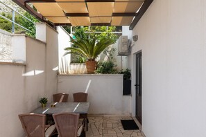 Outdoor dining - Guest House Kono - Two Bedroom Apartment with Terrace (Dubrovnik)