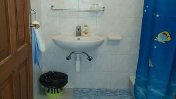 Chuveiro, secador de cabelo, toalhas de banho