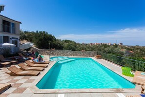 Piscine extérieure, chaises longues