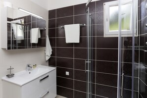 Shower, hair dryer, towels