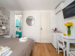 1 bedroom, iron/ironing board, free Internet, bed sheets - Guest House Lumin - Twin Room with City View (Third Floor) (BR3) (Dubrovnik)