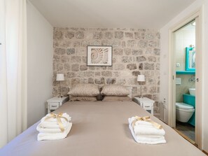 1 bedroom, iron/ironing board, free Internet, bed sheets - Guest House Lumin - Twin Room with City View (Third Floor) (BR3) (Dubrovnik)
