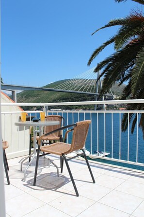 Outdoor dining - Apartments Lozica - Studio Apartment with Terrace and Sea View (Mokosica)