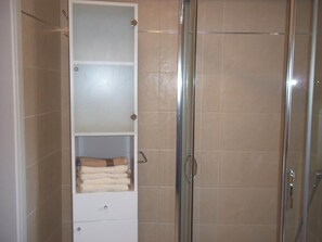 Bañera, secador de pelo, toallas