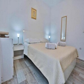 1 bedroom, internet, bed sheets