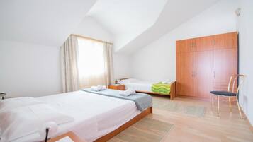 1 slaapkamer, een strijkplank/strijkijzer, internet, beddengoed