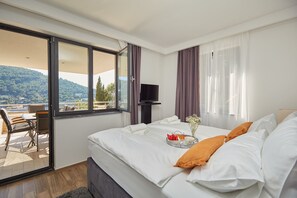 2 bedrooms, desk, iron/ironing board, WiFi