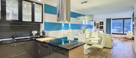 Kylskåp, mikrovågsugn, ugn och spishäll