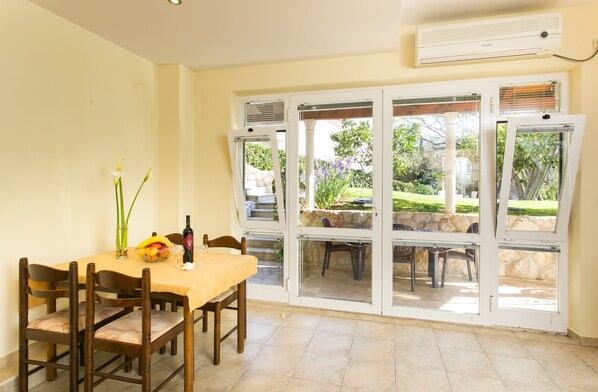 Dining - Apartments Radic - Studio Apartment (2-3 Adults) - Kneza Domagoja Street - BR 1 (Dubrovnik)