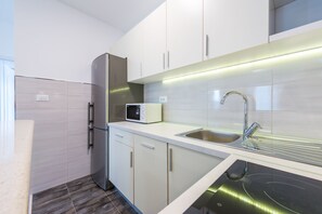 Kühlschrank, Mikrowelle, Ofen, Herdplatte