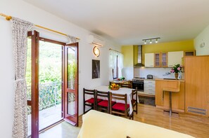 Kühlschrank, Mikrowelle, Ofen, Herdplatte