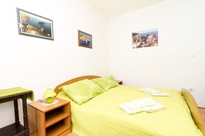 1 habitación, tabla de planchar con plancha, wifi gratis y ropa de cama 