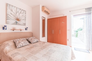 Iron/ironing board, free WiFi, bed sheets - Studio Maro - Studio Apartment with Terrace (Dubrovnik)