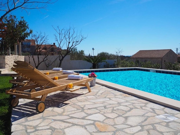 Piscine extérieure, chaises longues