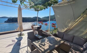 Outdoor dining - Apartments Matea - Studio with Sea View (Stikovica)