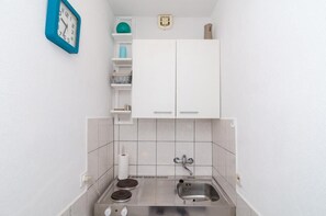 Kjøleskap, mikrobølgeovn, kokeplater og kjøkkenutstyr