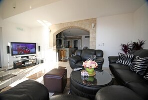 Flachbildfernseher, DVD-Player, Stereoanlage