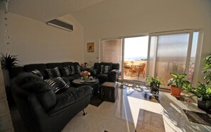 Flachbildfernseher, DVD-Player, Stereoanlage