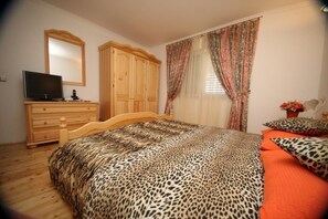 4 bedrooms, iron/ironing board, WiFi, bed sheets