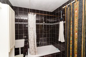 Chuveiro, toalhas de banho