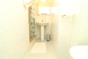 Douche, sèche-cheveux, serviettes fournies