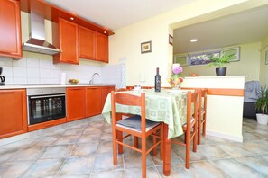 Fridge, oven, stovetop, dishwasher