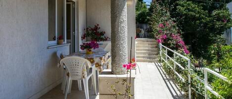 تناول الطعام بالخارج