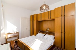 1 habitación, tabla de planchar con plancha, wifi y ropa de cama 