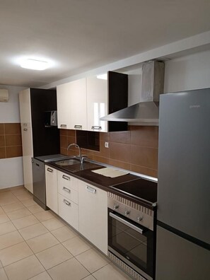 Kjøleskap, mikrobølgeovn, ovn og kokeplater