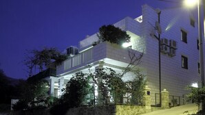 A modern building with a flat roof, large windows, and a balcony. - Apartments Magda- Backside Studio Apartment (Cavtat)