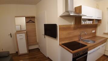 KĂŒhlschrank, Mikrowelle, Herdplatte, Wasserkocher mit Kaffee-/Teezubehör